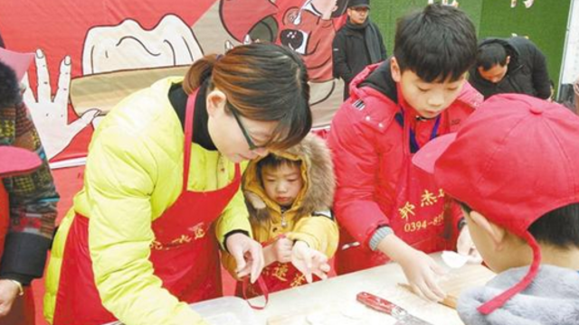 包餃子大賽暨《周口晚報》創刊15周年暖冬公益行活動隆重舉行