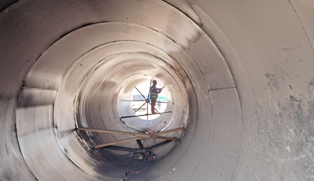 【網絡中國節·春節】春節堅守崗位 一線工人施工忙